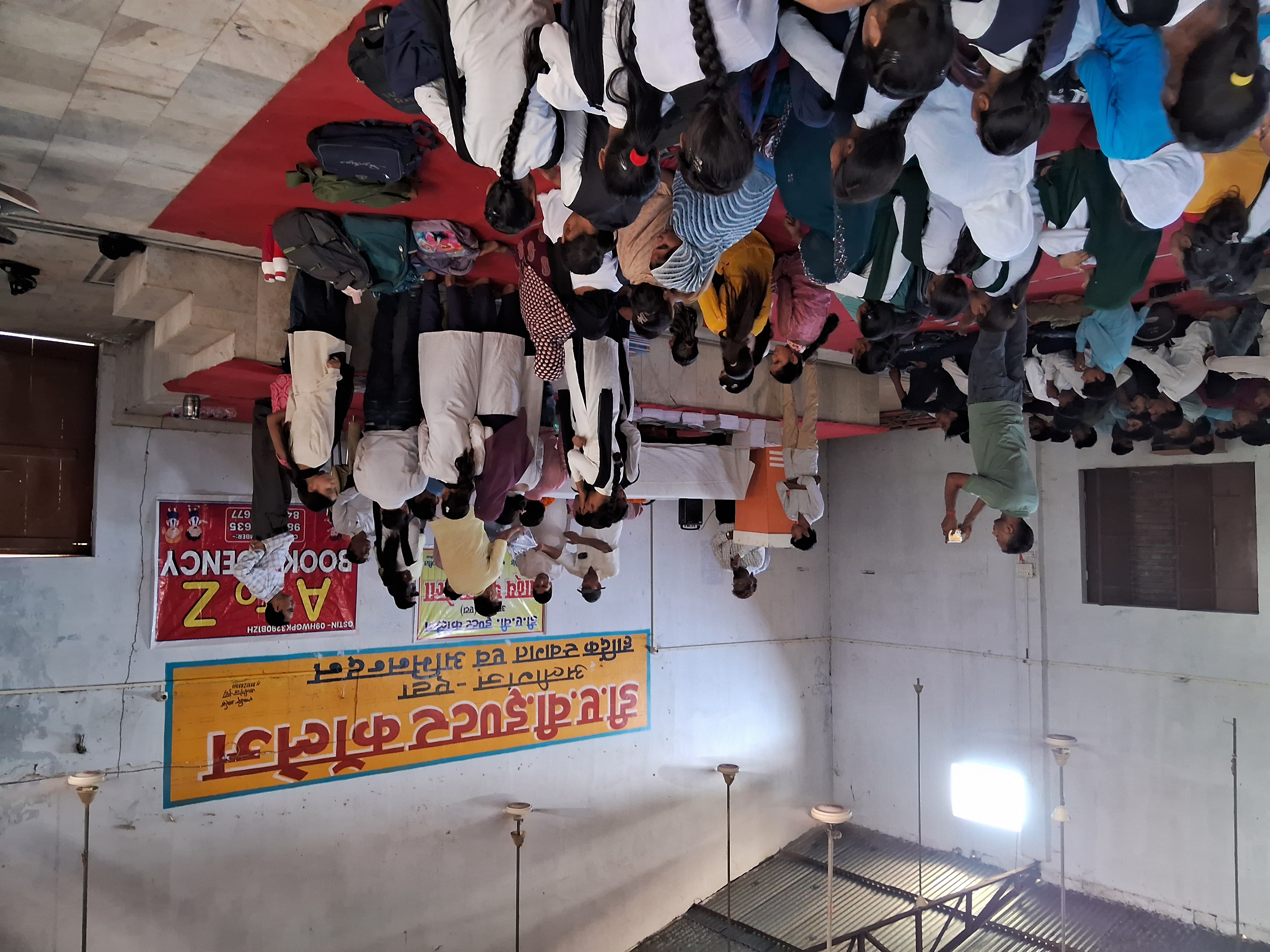 एटा डीएपी इंटर कॉलेज अलीगंज में छात्र-छात्राओं को पुस्तक वितरण, शिक्षाविदों की रही मौजूदगी