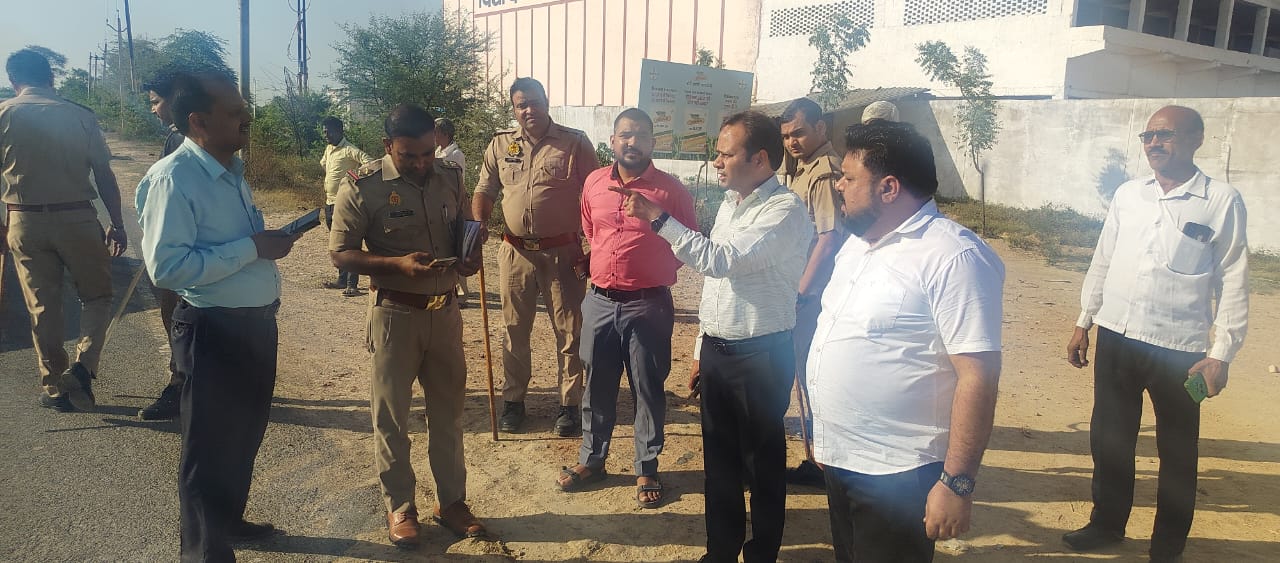 अवैध कब्जे पर चला प्रशासन का बुलडोजर, ग्राम सभा की जमीन कराई मुक्तनोटिस के बाद भी कब्जा न हटाने पर एसडीएम की मौजूदगी में हुई सख्त कार्रवाई.