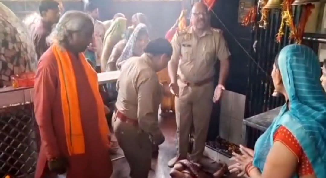 मंदिर में पूजा के दौरान महिला ने काटी जीभ, मचा हड़कंप!
