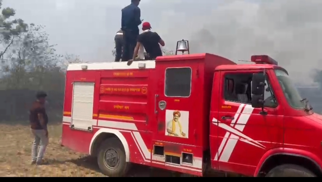 श्री पण्डोखर धाम सरकार के ट्रस्ट की फायर बिग्रेड से बुझी आग 