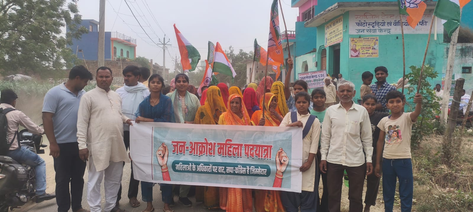 अलीगंज में महिला शक्ति का उबाल, 33% आरक्षण को लेकर सड़कों पर उतरी महिलाएं
पदयात्रा निकालकर विपक्ष का पुतला दहन, जमकर हुई नारेबाजी