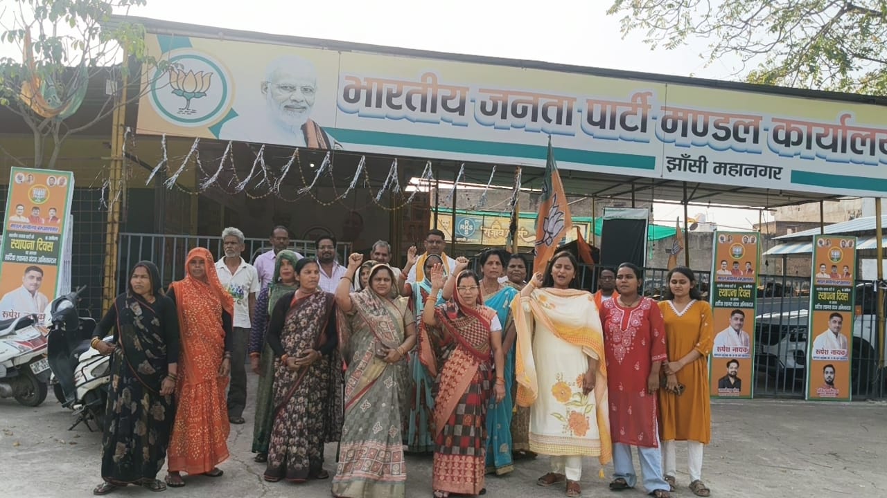 झांसी: महिला आरक्षण बिल को लेकर भाजपा महिला मोर्चा का हल्लाबोल, विपक्ष के खिलाफ जमकर की नारेबाजी*