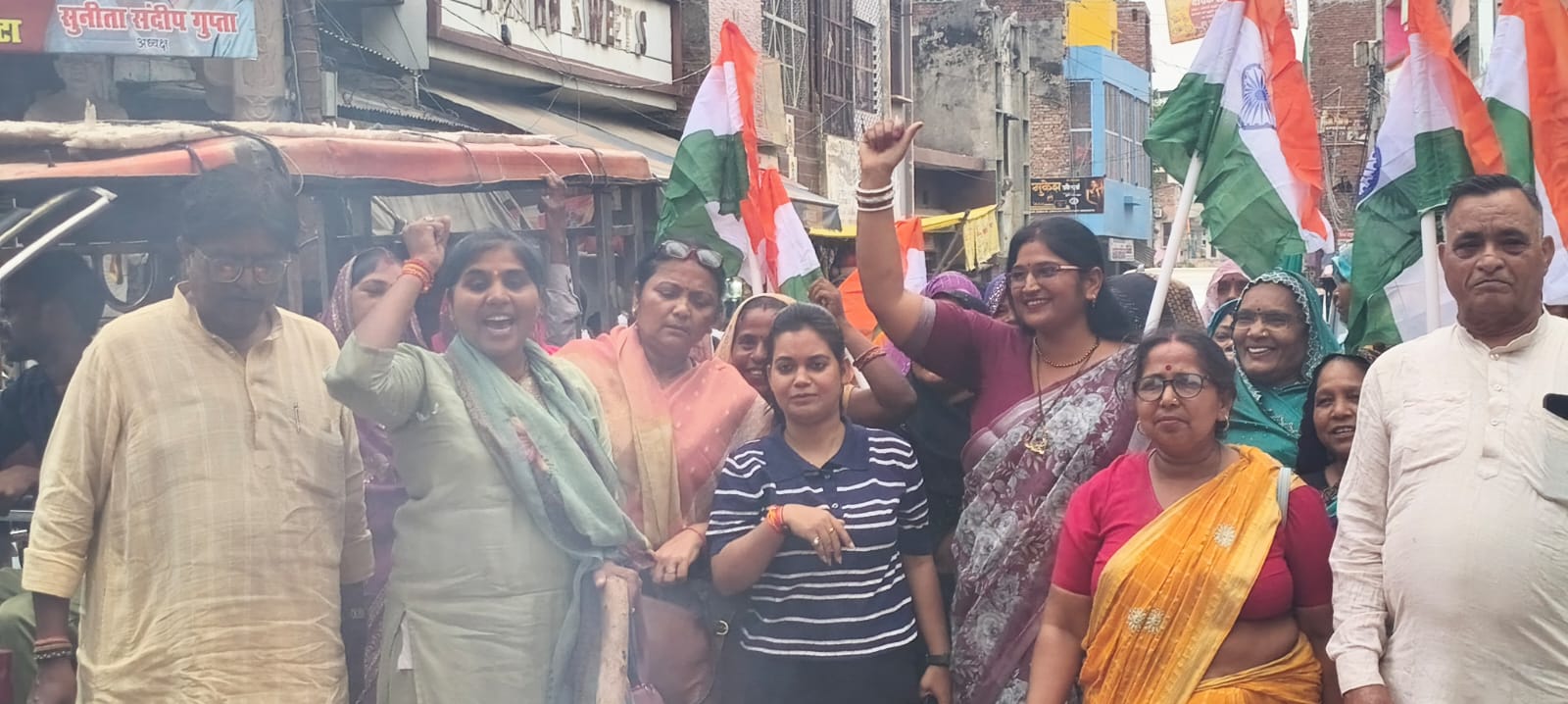 अलीगंज में दूसरे दिन भी महिला आक्रोश उफान पर, पदयात्रा निकाल पुतला दहन कर जताया विरोध