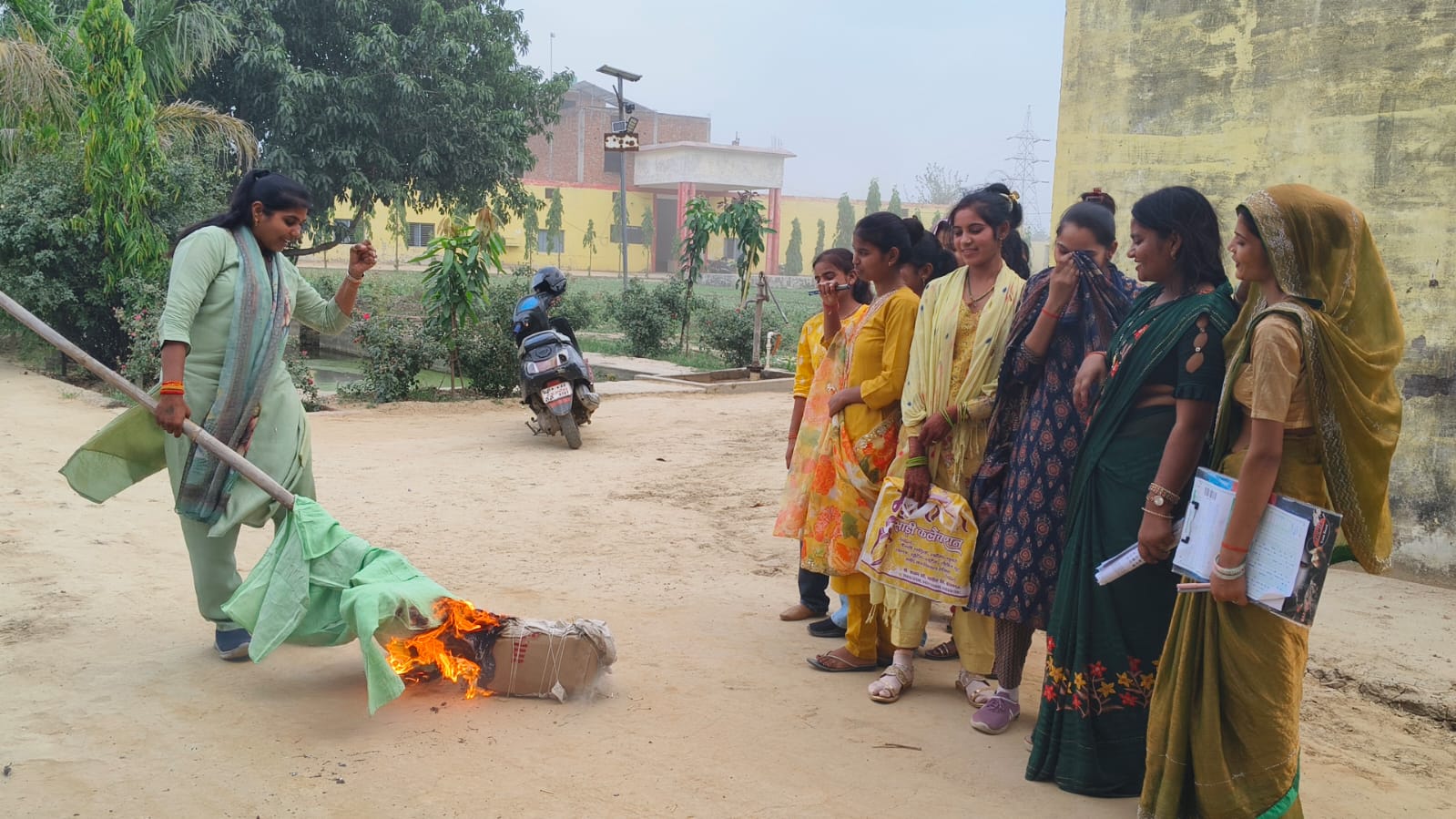 अलीगंज मे नारी शक्ति का प्रदर्शन: छात्राओं ने उठाई बराबरी और अधिकार की मांग
