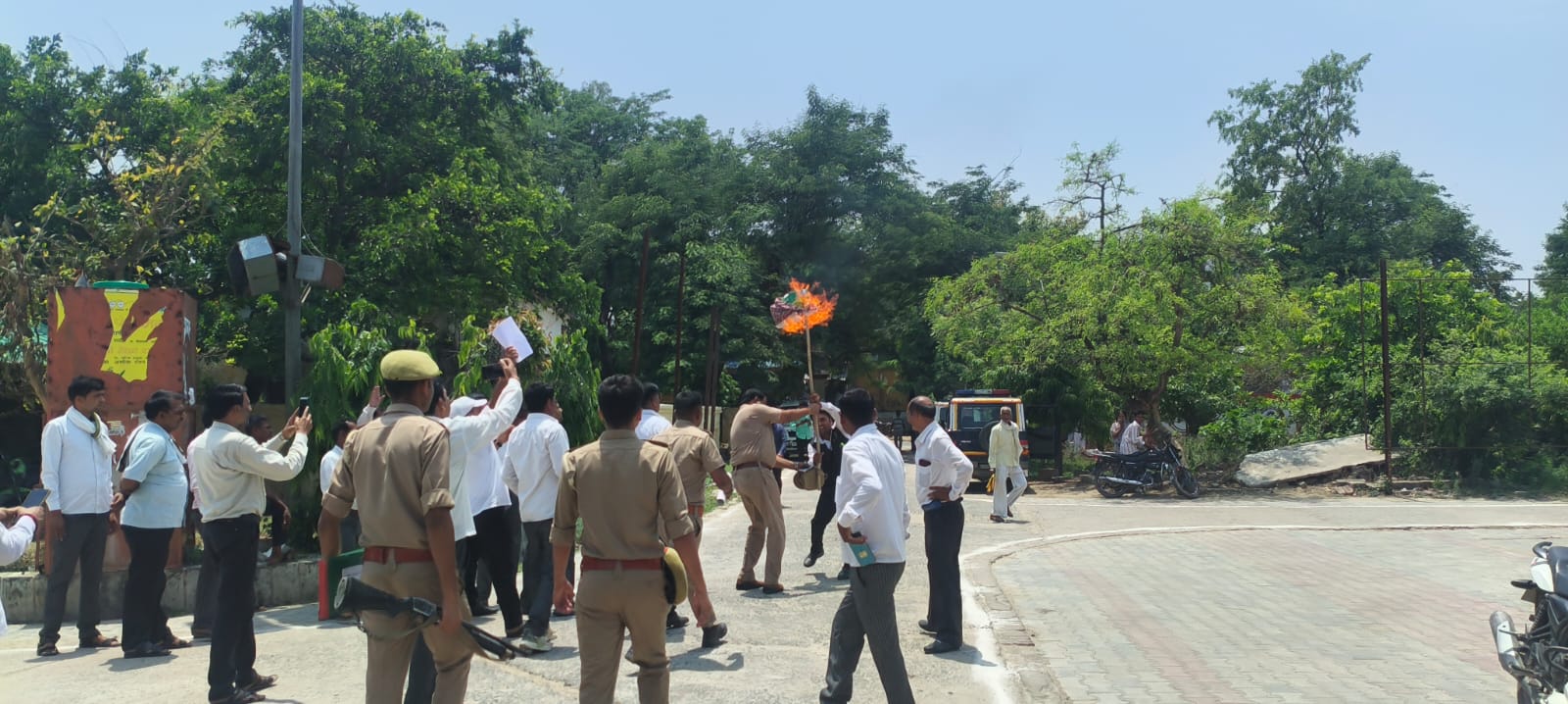 अलीगंज में वकीलों का फूटा गुस्सा: SDM के खिलाफ पुतला दहन, तहसील दिवस पर बढ़ा विवाद
