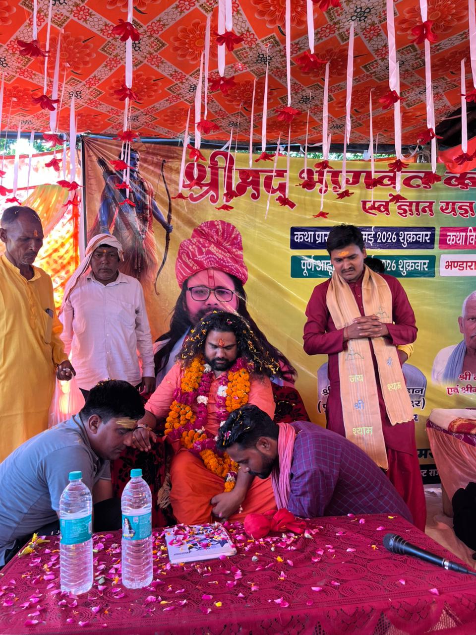 (एटा) नगला धाता में श्रीमद्भागवत कथा के दौरान पुनीत पांडेय महाराज के आगमन से श्रद्धालुओं की भारी भीड़ उमड़ी 