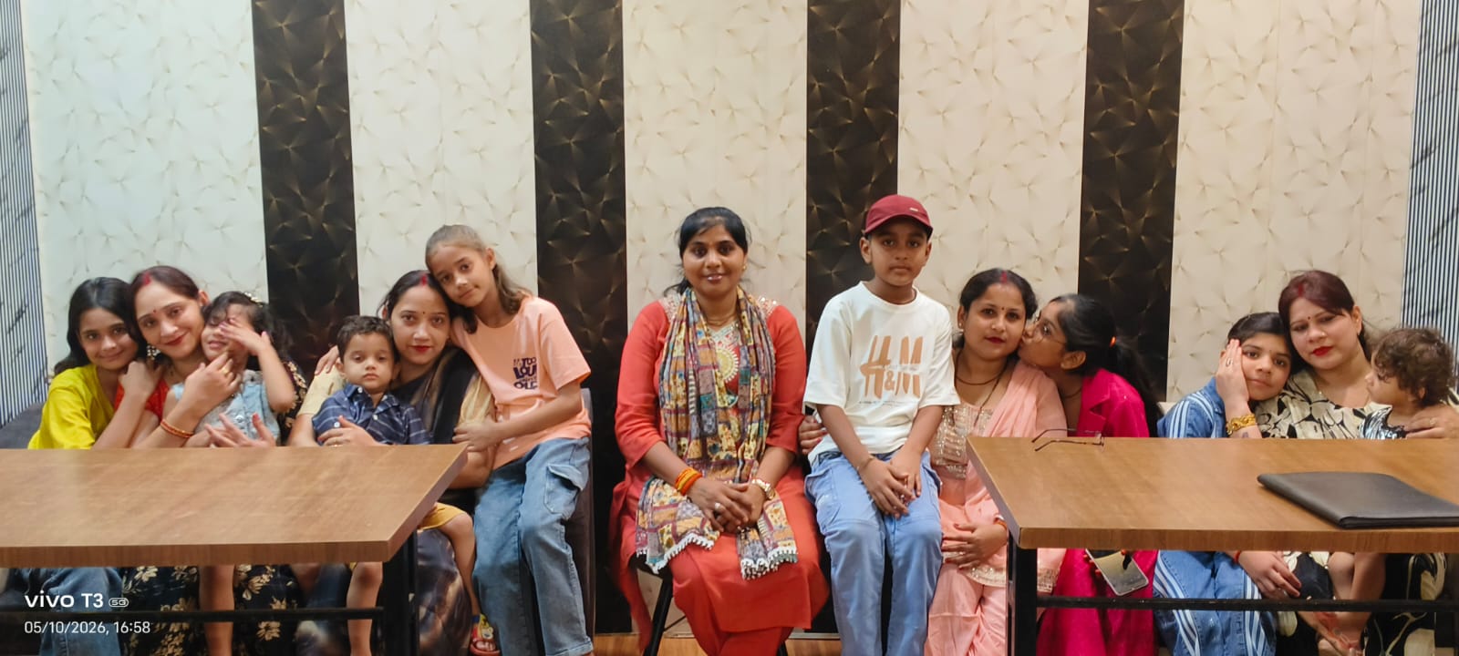 मदर्स डे पर बच्चों ने मां को दिए प्यार भरे सरप्राइज, अलीगंज में दिखा भावनाओं का अनूठा संगम
