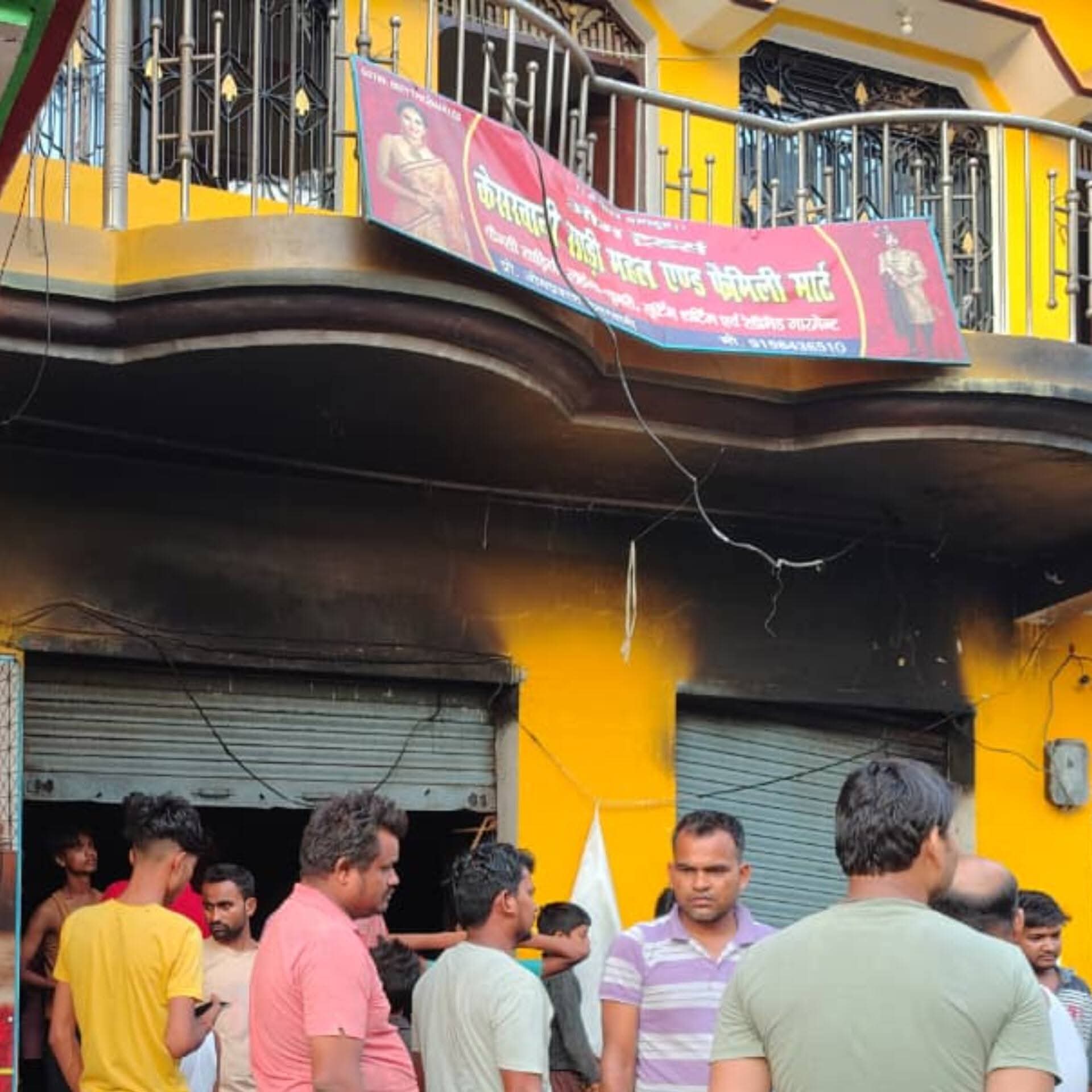 आनंदडीह बाजार में भीषण आग, दो मंजिला कपड़े की दुकान जलकर राख
