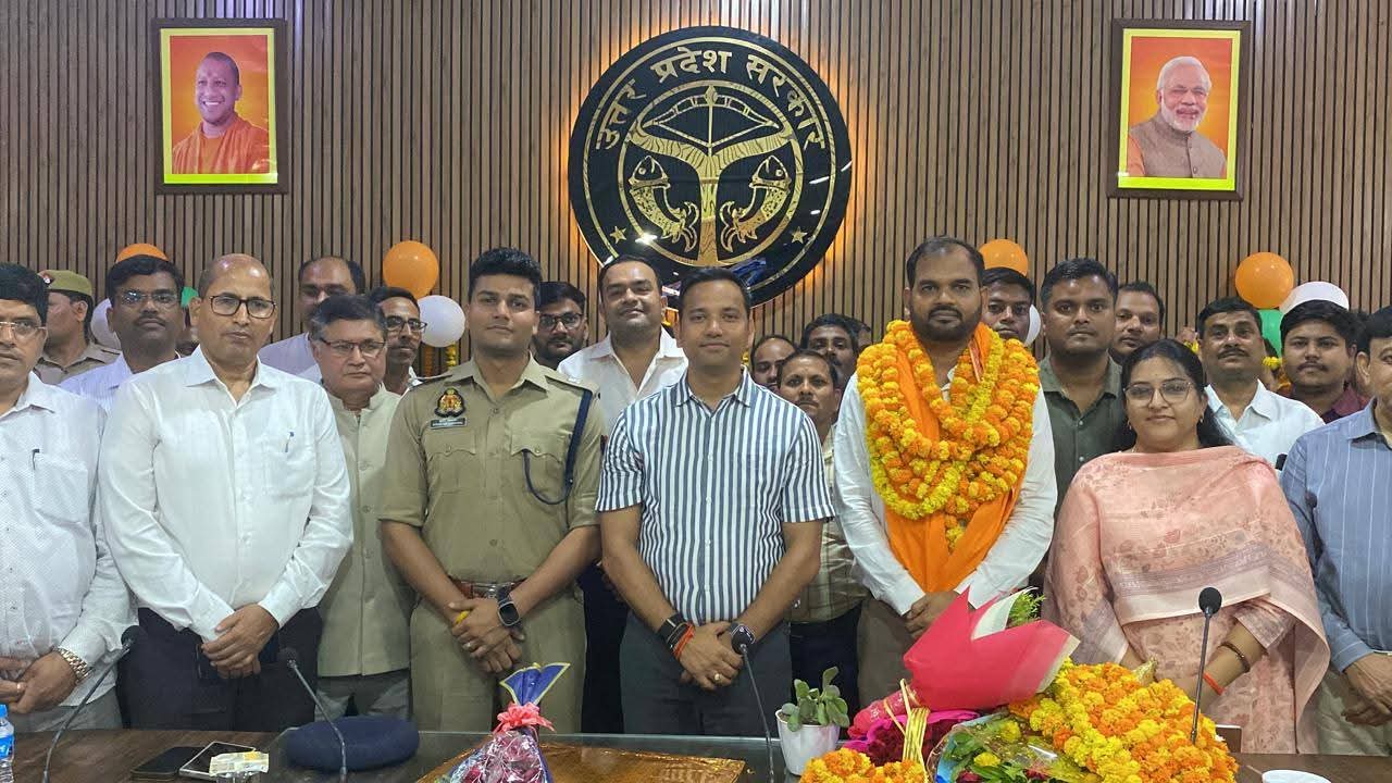 भदोही के एडीएम रहे कुँवर वीरेन्द्र मौर्य को कलेक्ट्रेट से दी गई यादगार विदाई