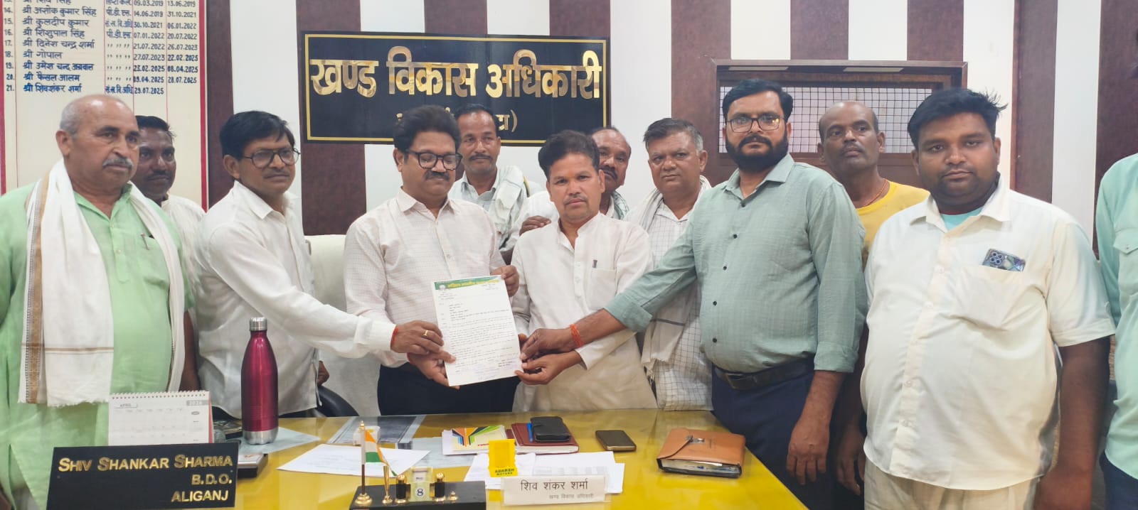 पंचायत चुनाव समय पर कराने की मांग, प्रधानों ने बीडीओ को सौंपा ज्ञापन