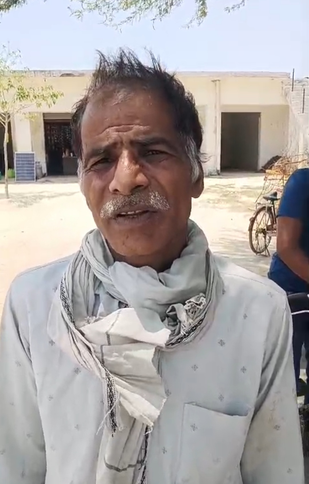 रुपये गिराकर भटकाया ध्यान, किसान की जेब से 45 हजार पार