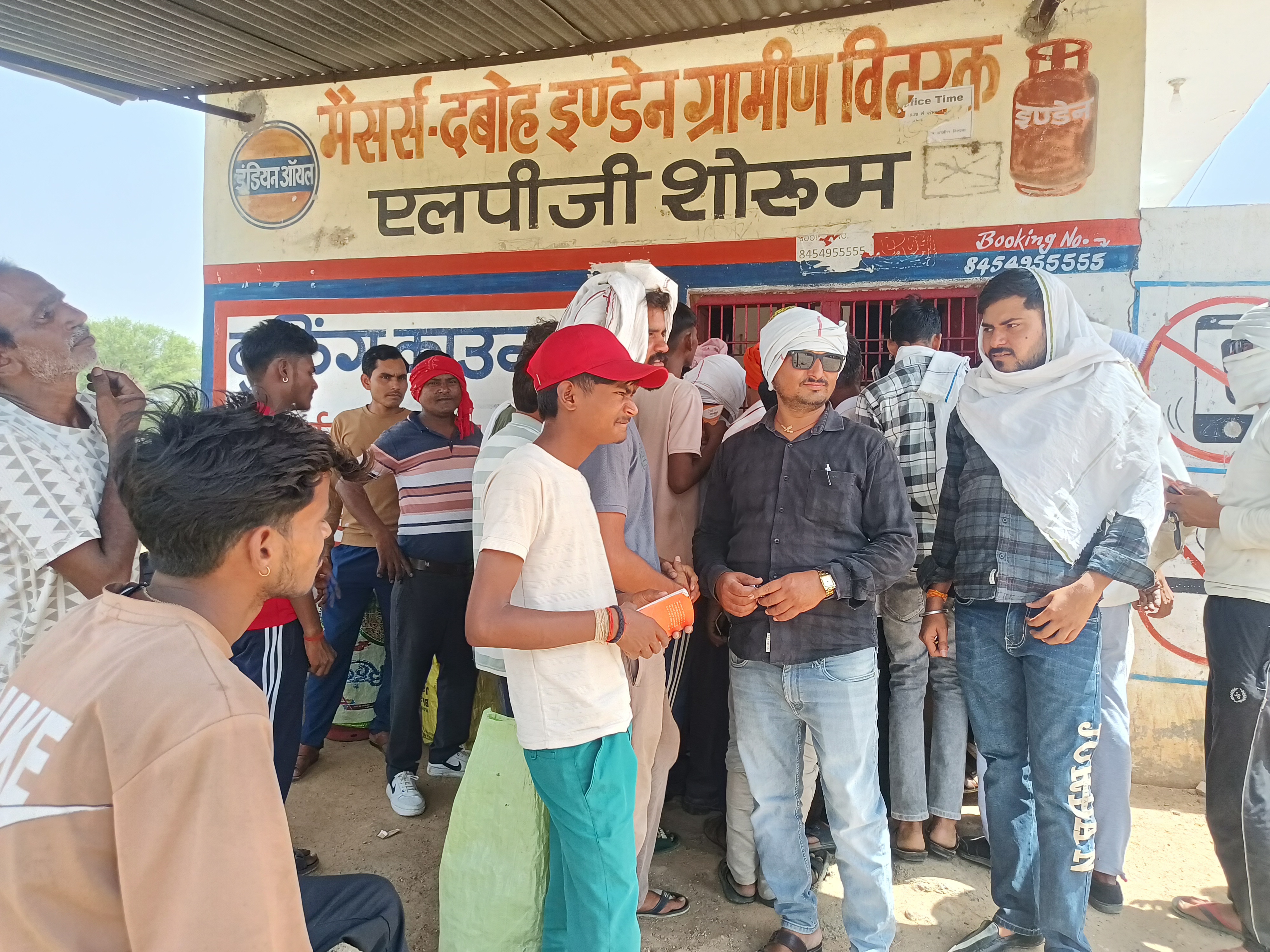 लहार तहसील दबोह में इंडेन गैस एजेंसी पर सिलेंडर कि किल्लत 