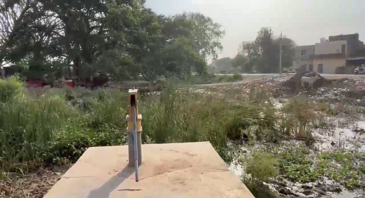 दतिया भऊआपुरा में सी एम हेल्पलाइन की शिकायत पर सार्वजनिक नल की मरम्मत हुई 