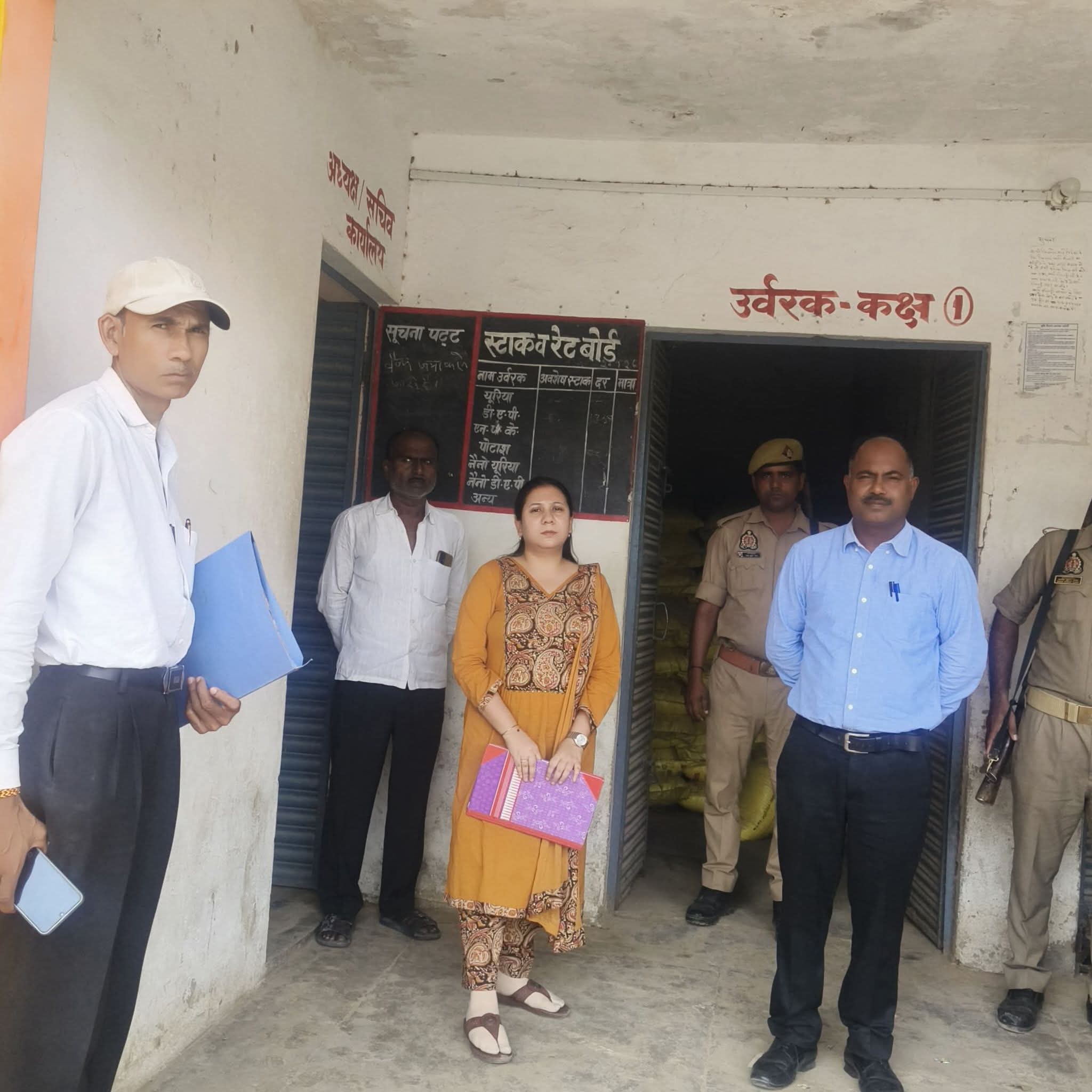 खरीफ सीजन से पहले उर्वरक दुकानों पर प्रशासन की छापेमारी