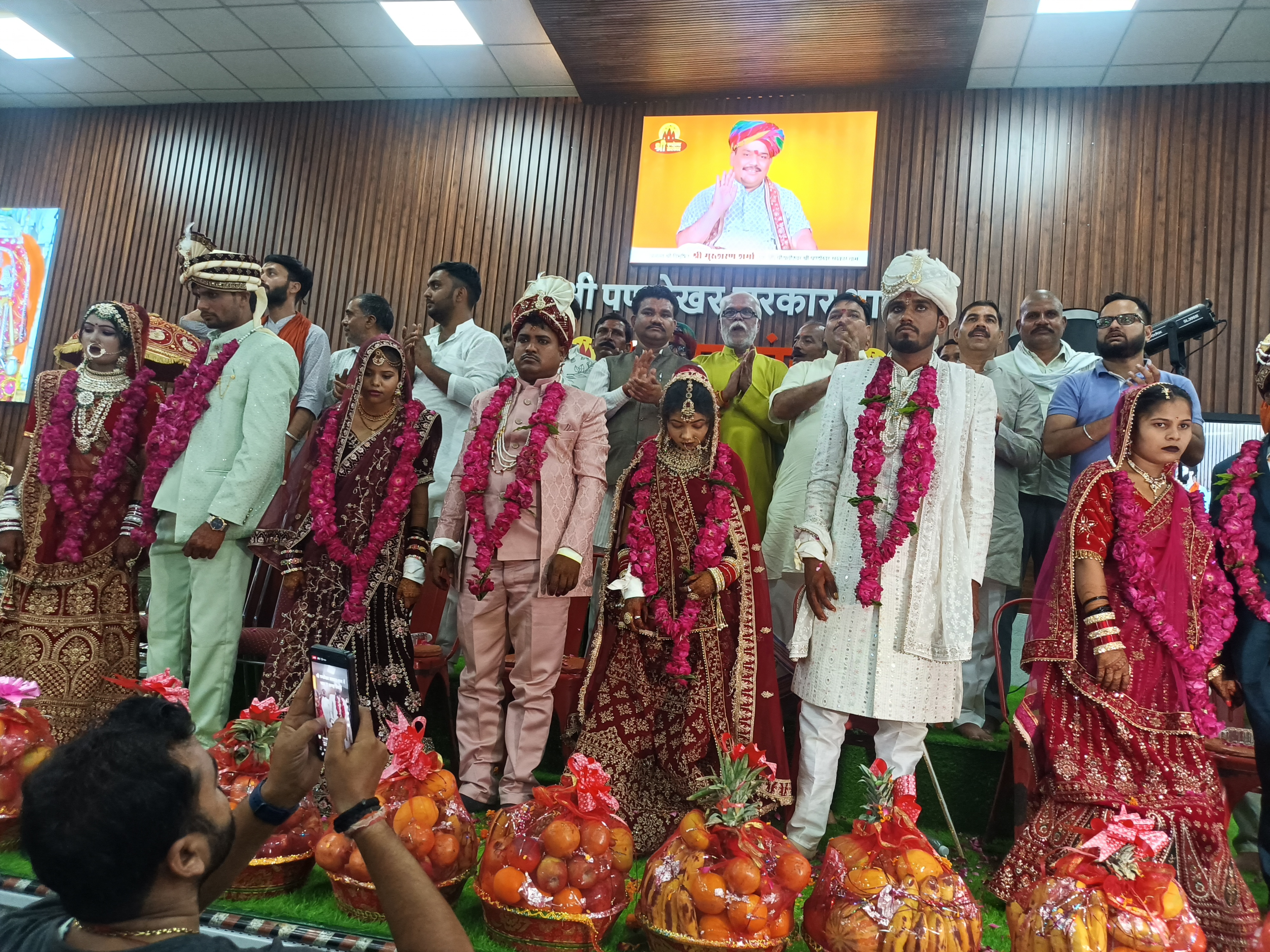 दतिया पण्डोखर धाम ट्रस्ट ने दस गरीब कन्याओं का सामूहिक विवाह कर गुरु जी ने दिया आशीर्वाद 