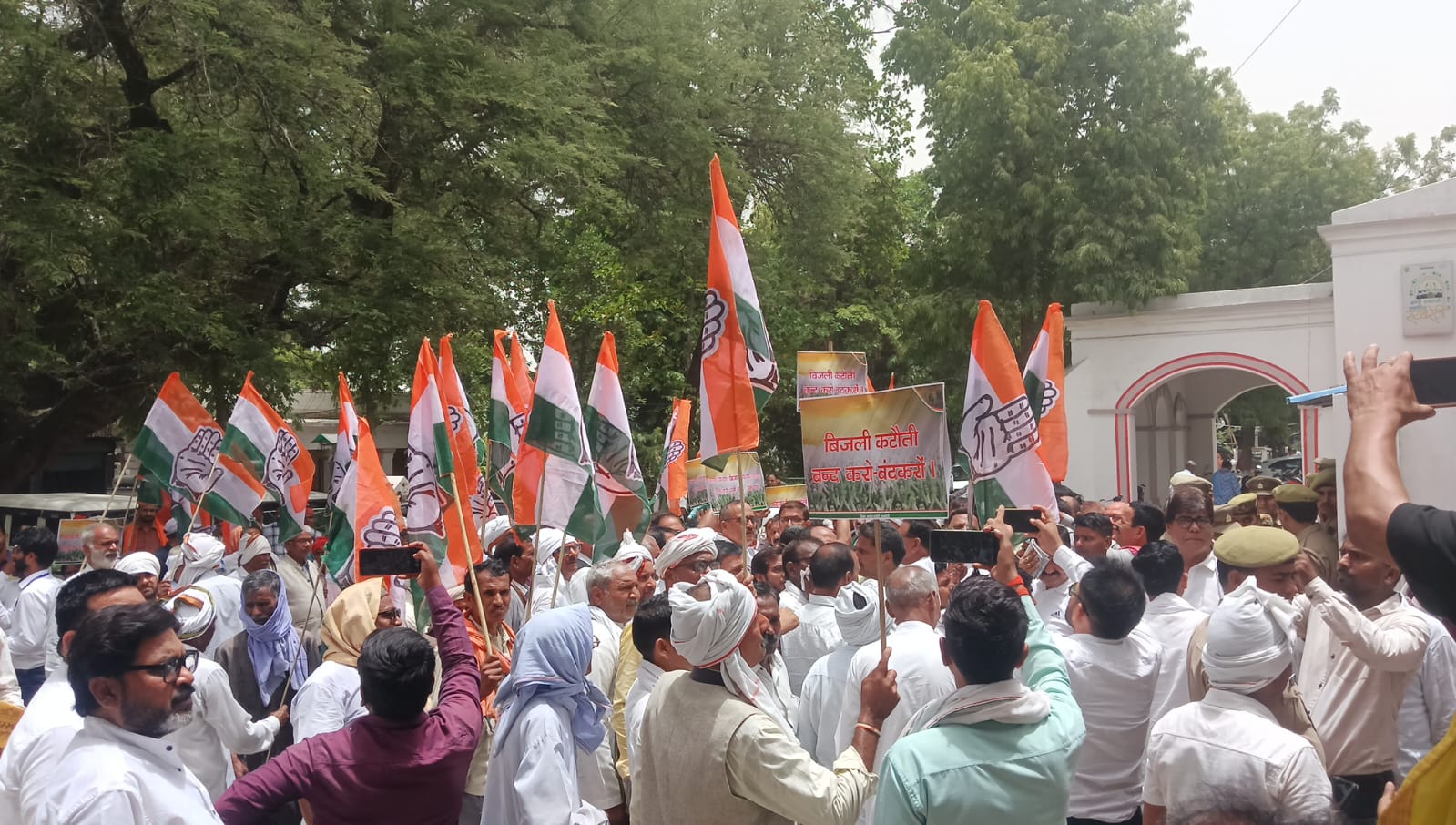 रायबरेली जिला कांग्रेस कमेटी ने बढ़ती मंहगाई जैसी समस्याओं को लेकर राज्यपाल के नाम जिलाधिकारी को सौंपा ज्ञापन 