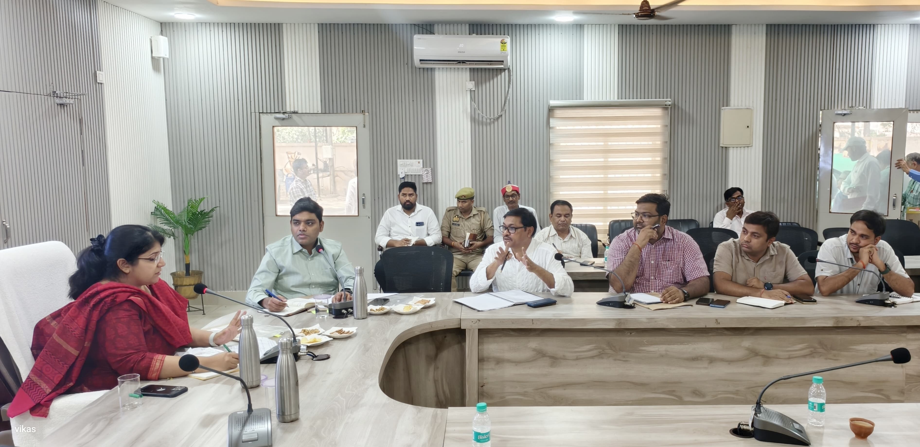 जिलाधिकारी की अध्यक्षता में जनपद में सुचारू विद्युत आपूर्ति कराने हैं तो बैठक संपन्न



