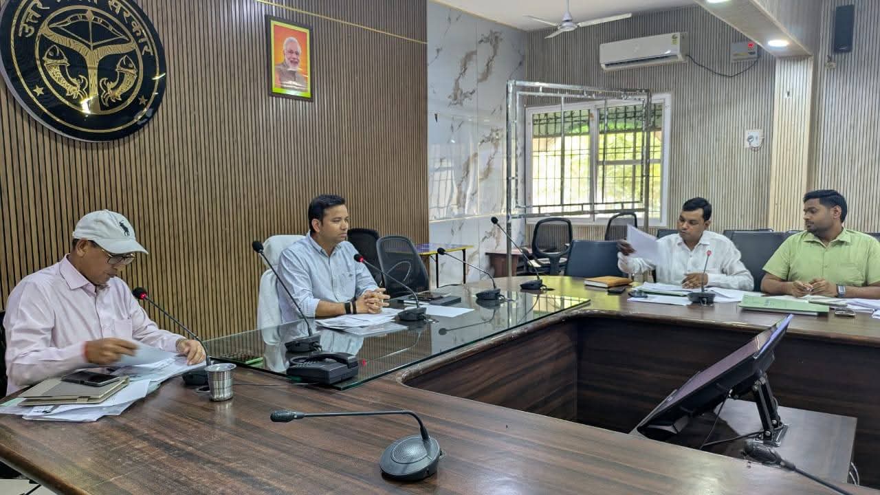 जल जीवन मिशन की समीक्षा बैठक में डीएम ने निर्माण कार्यों में तेजी लाने के दिए निर्देश