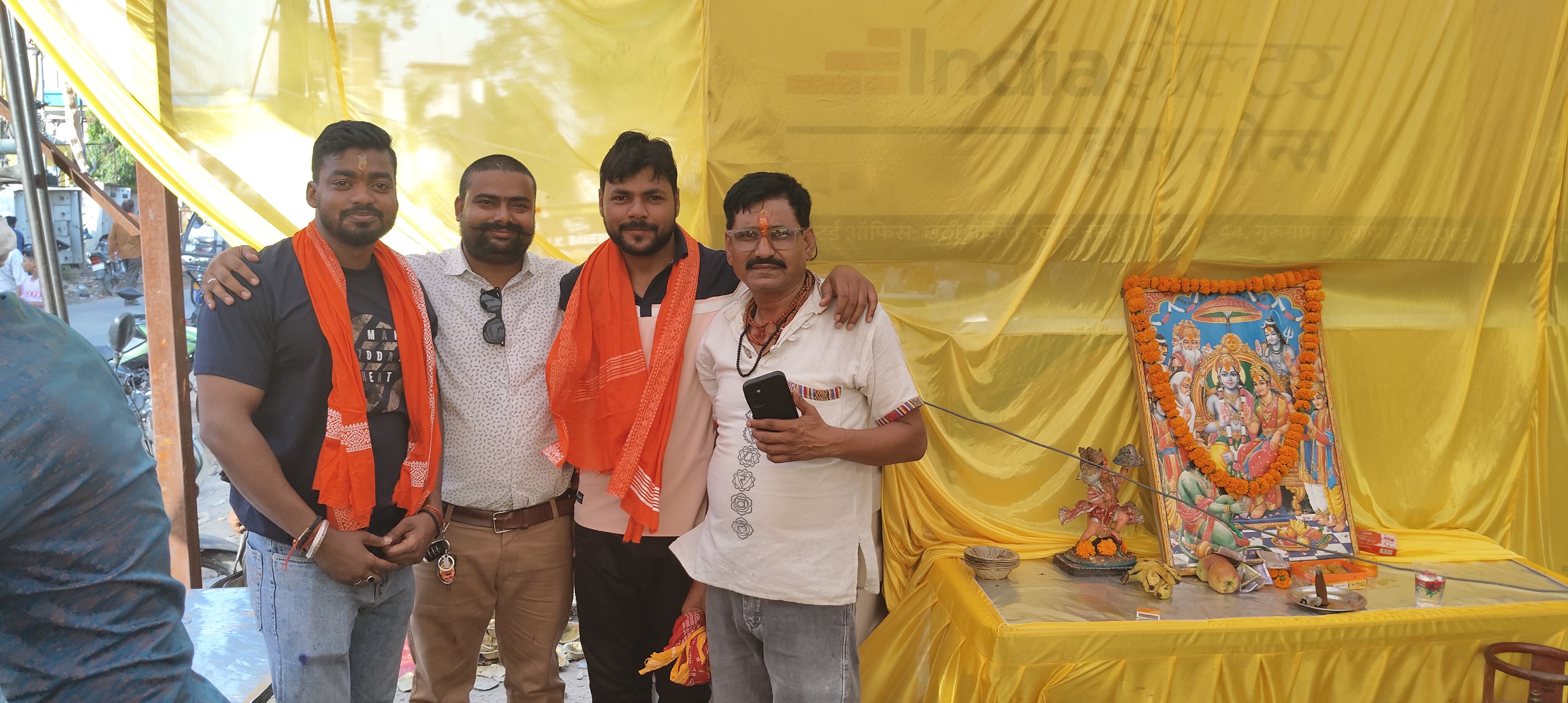 बहराइच: त्रिदेव जनरल स्टोर पर भव्य भंडारे का आयोजन, प्रसाद ग्रहण करने उमड़ी श्रद्धालुओं की भीड़