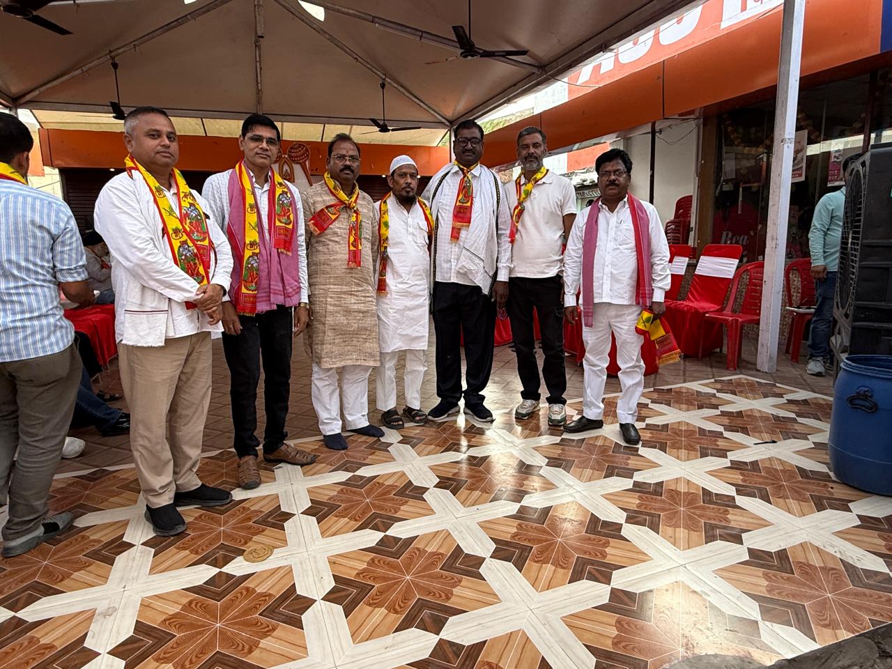 चतुर्थ बड़े मंगल पर एनएसबीवीएम में प्रसाद वितरण 