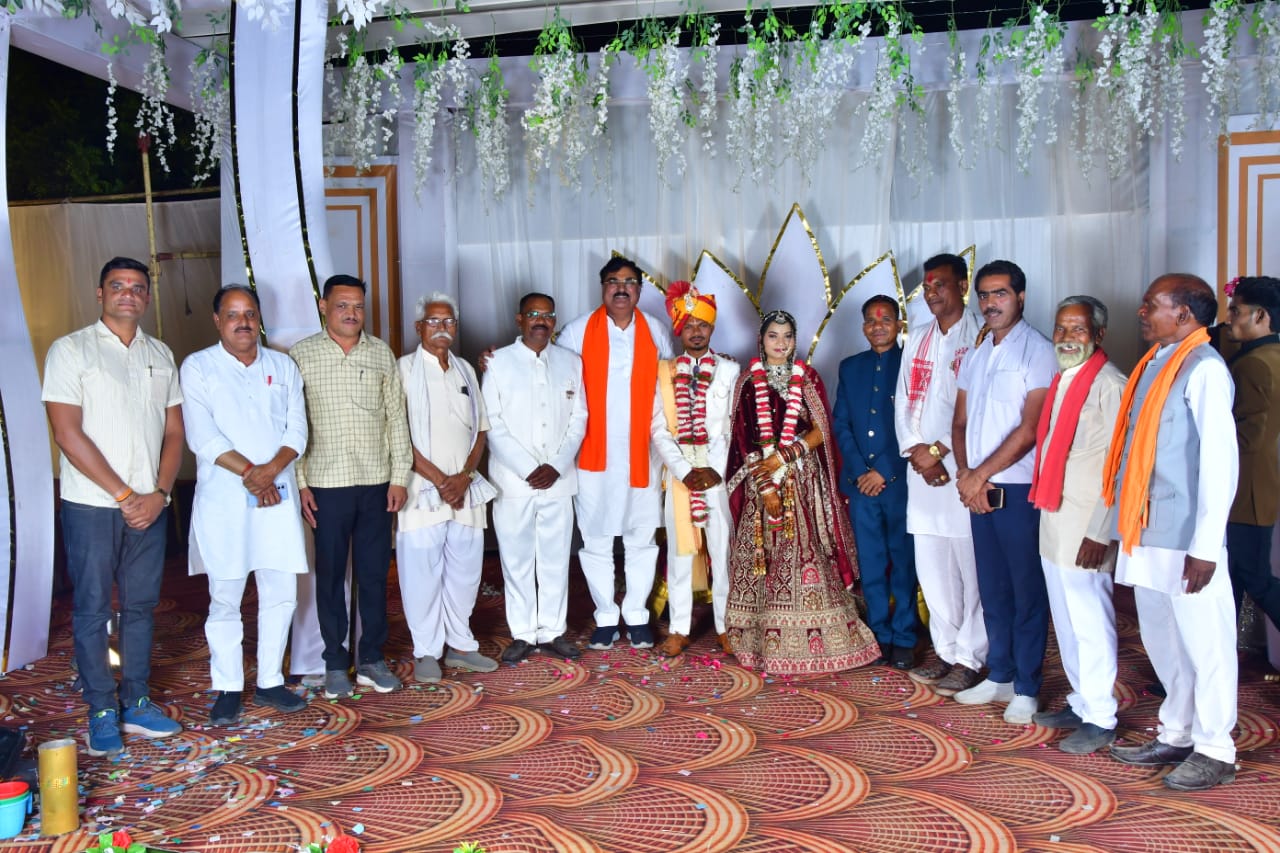 पूर्व मंत्री कमल पटेल सहित कई जनप्रतिनिधि पहुंचे ग्राम नयापुरा विवाह समारोह में