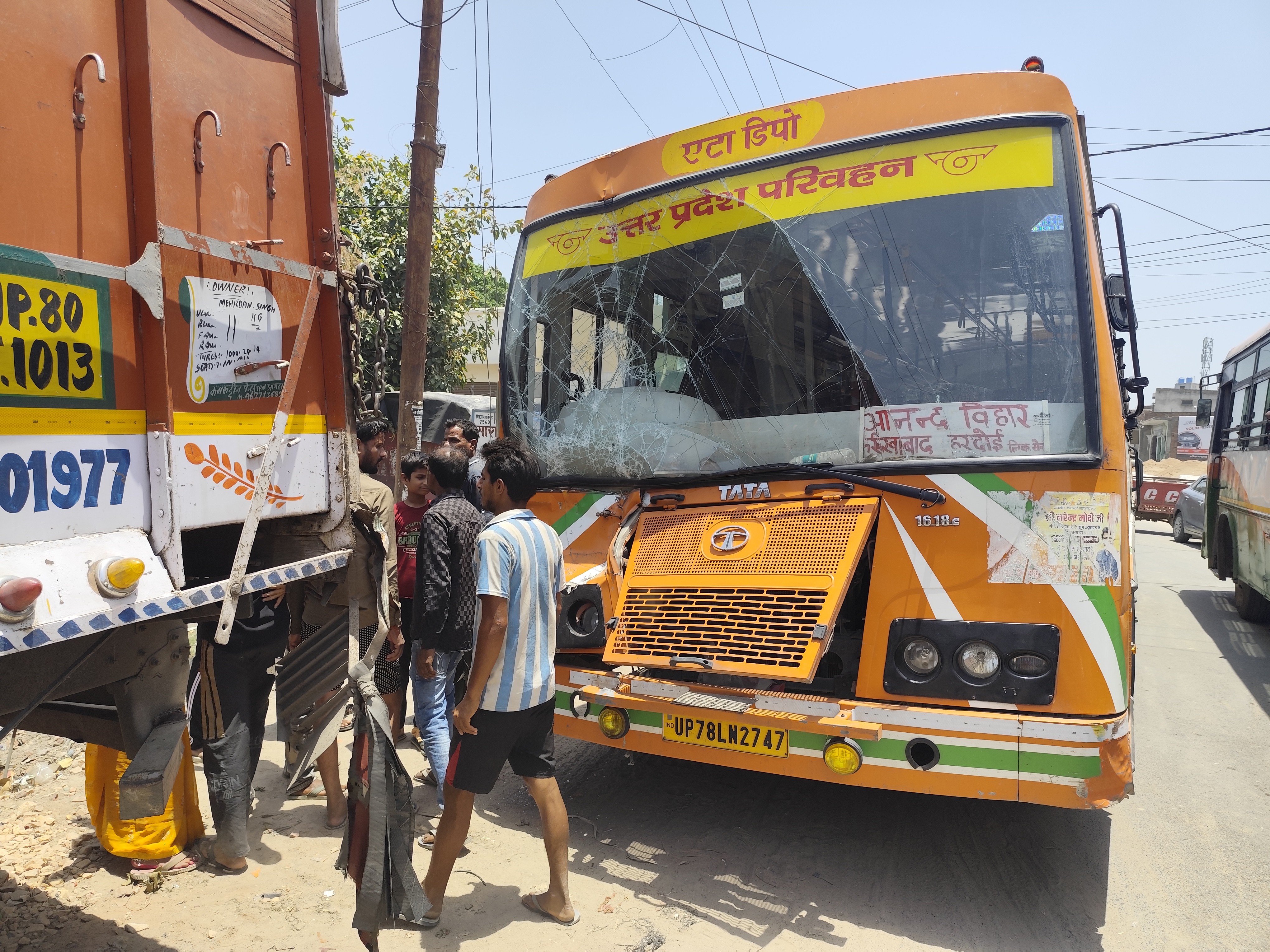 एटा-कायमगंज रोड पर रोडवेज बस ट्रक से टकराई, 12 यात्री घायल
