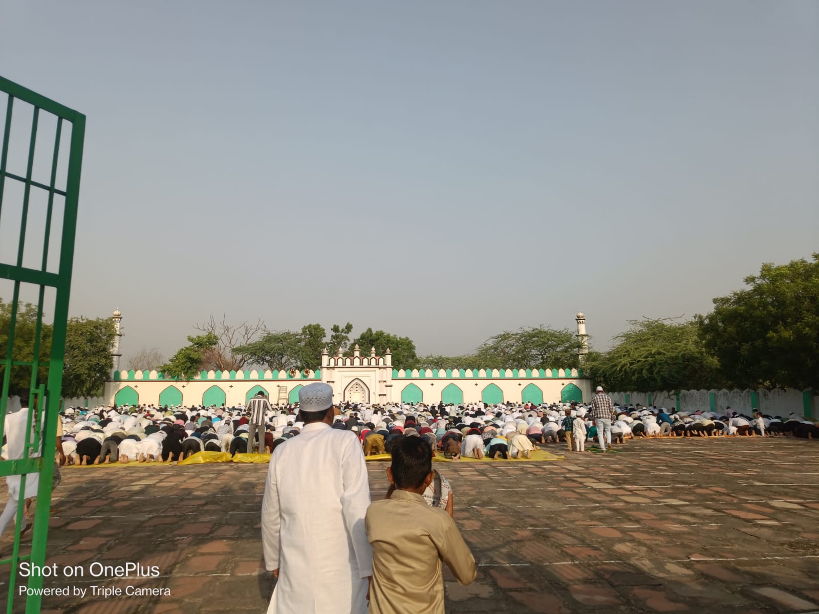 अलीगंज में अमन-चैन के साथ मनाई गई बकरीद, 16 जगहों पर हुई नमाज
सुरक्षा व्यवस्था चाक-चौबंद, एसडीएम, सीओ और थाना प्रभारी ने किया क्षेत्र भ्रमण
