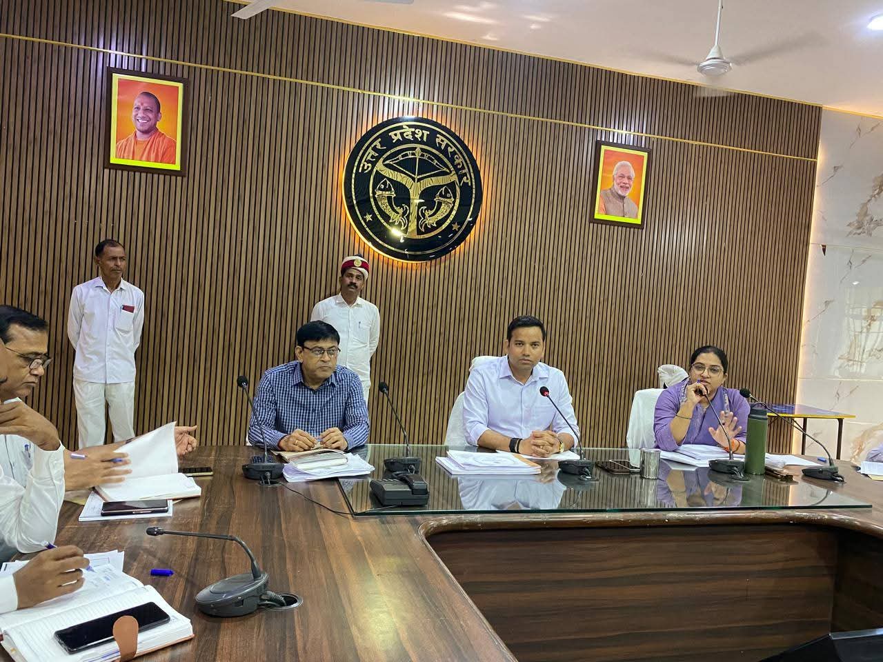 मुख्यमंत्री डैशबोर्ड पर डी श्रेणी,कर-करेत्तर, लम्बित रिट याचिकाओं, राजस्व कार्याे एवं राजस्व न्यायालयों से सम्बन्धित डीएम ने की समीक्षा बैठक