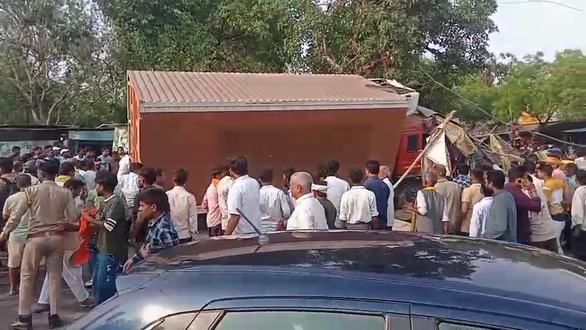 तेज रफ्तार ट्रक अनियंत्रित होकर दुकानों में घुसा 