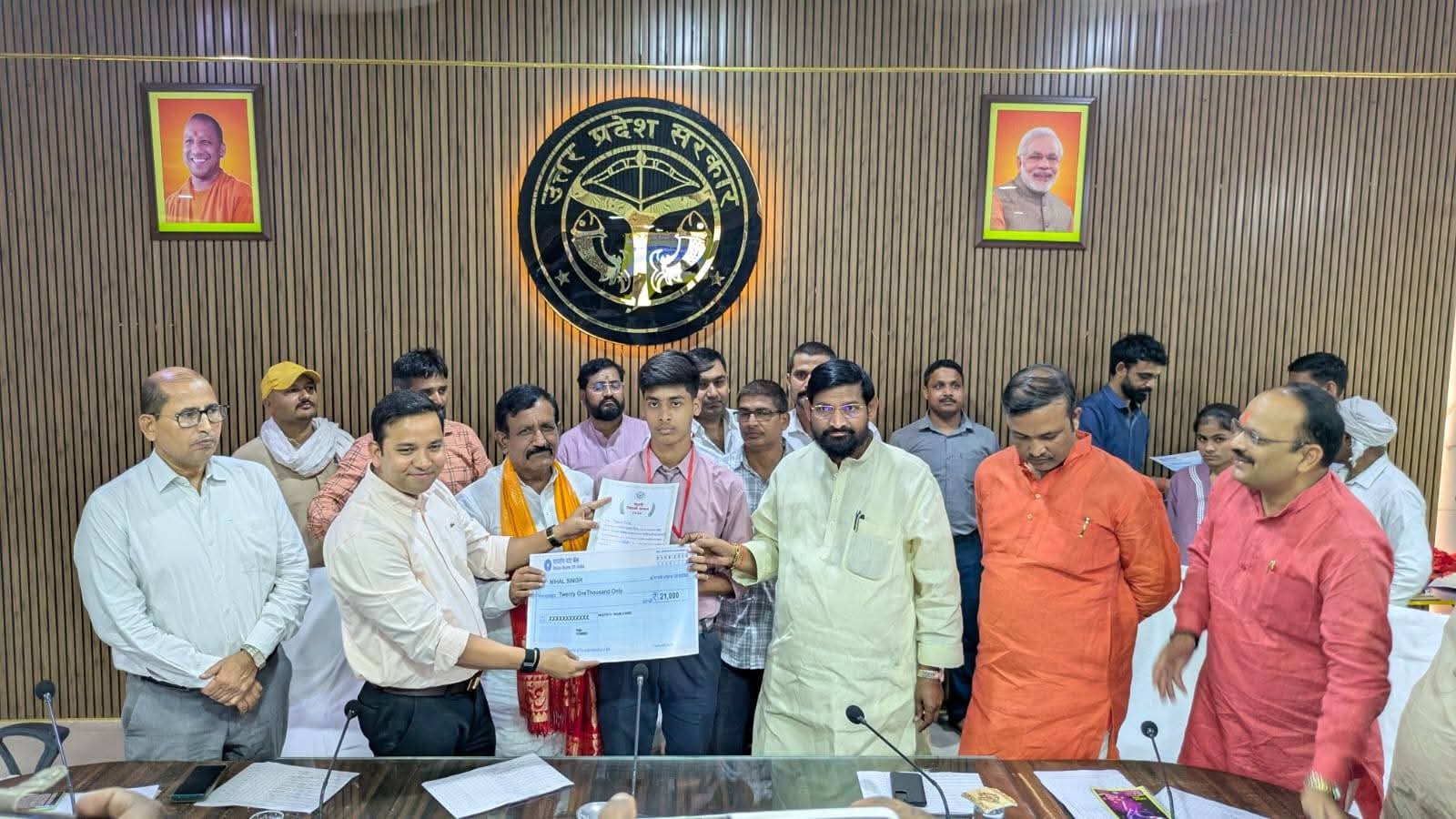मा0 मुख्यमंत्री जी द्वारा हाईस्कूल व इण्टरमीडिएट परीक्षा के मेधावियों को पुरस्कृत व सम्मानित कार्यक्रम का जनपद में हुआ सजीव प्रसारण