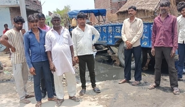 बदायूं:दो वर्षों से जलभराव की समस्या से जूझ रहा कौआ नगला–गढ़िया गंगवरार मार्ग, ग्रामीणों ने किया प्रदर्शन