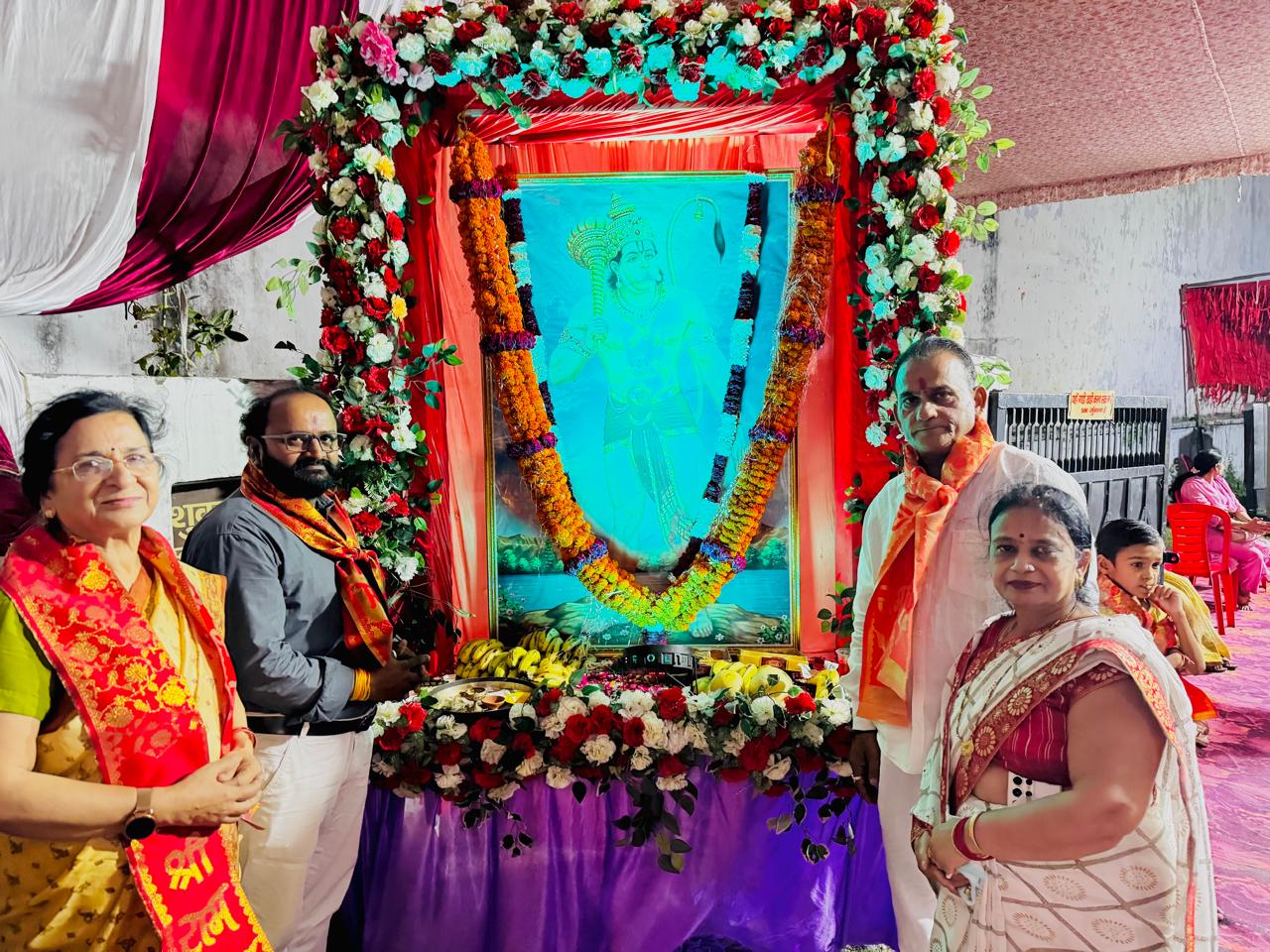 बहराइच: ज्येष्ठ मास के बड़े मंगल पर भव्य भंडारे का आयोजन, राहगीरों को छककर छकाया