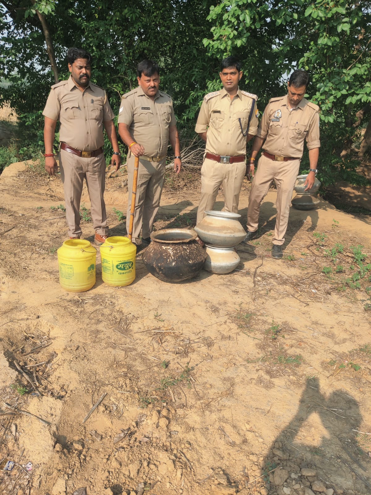 40 लीटर अवैध कच्ची शराब व 250 किलो लहन बरामद कर लहन को मौके पर किया नष्ट