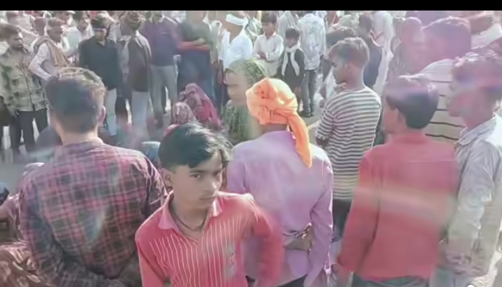 शिवपुरी में सड़क हादसे में घायल युवक की मौतः परिजनों ने चक्का जाम