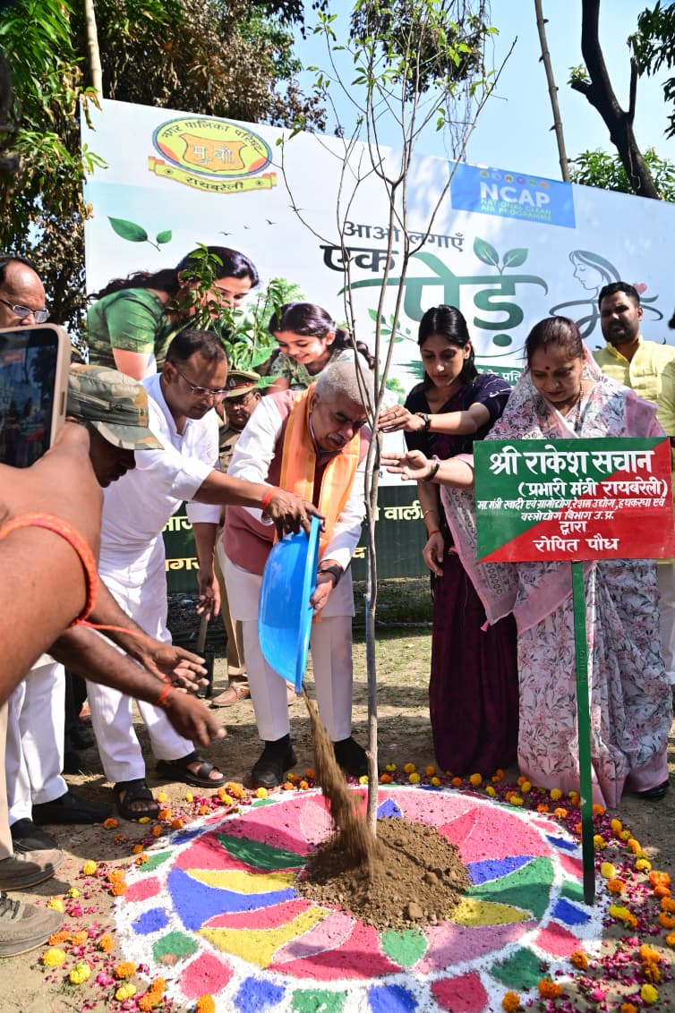 मंत्री राकेश सचान ने जनपद भ्रमण के दौरान किया वृक्षारोपण