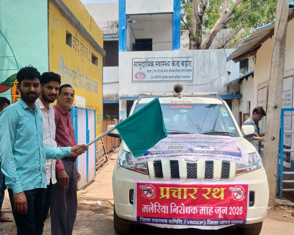 हरी झंडी दिखाकर किया रथ को रवाना।
