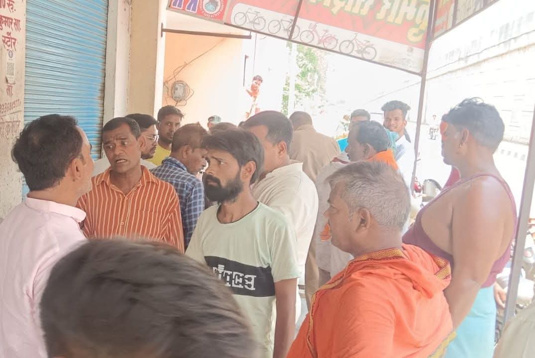 भदोही में दर्दनाक घटना, कमरे में फांसी के फंदे पर लटका मिला साइकिल दुकानदार का शव, परिवार में मचा कोहराम
