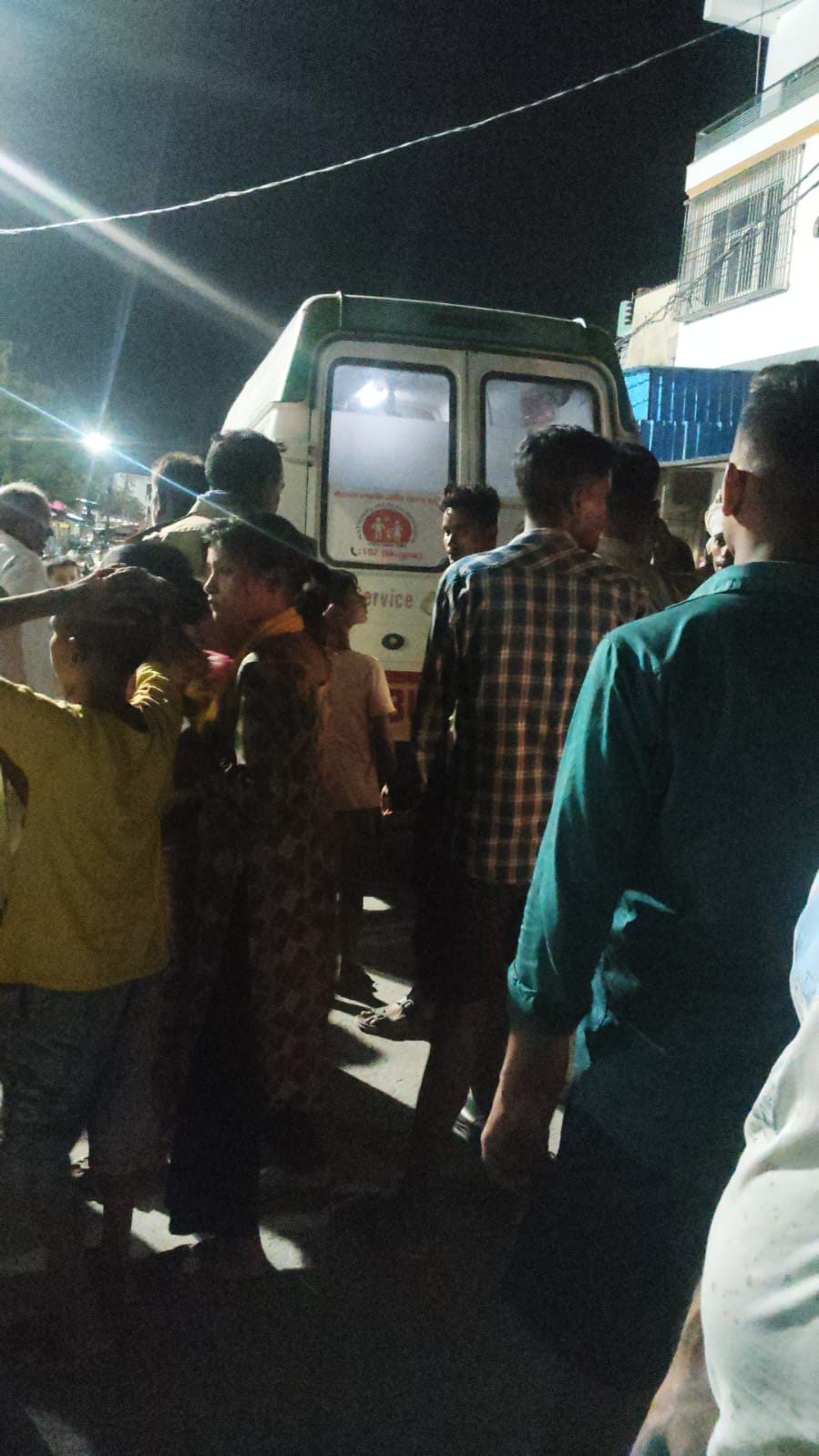 तेज रफ्तार मैजिक की टक्कर से बाइक सवार पति-पत्नी और बच्चे घायल