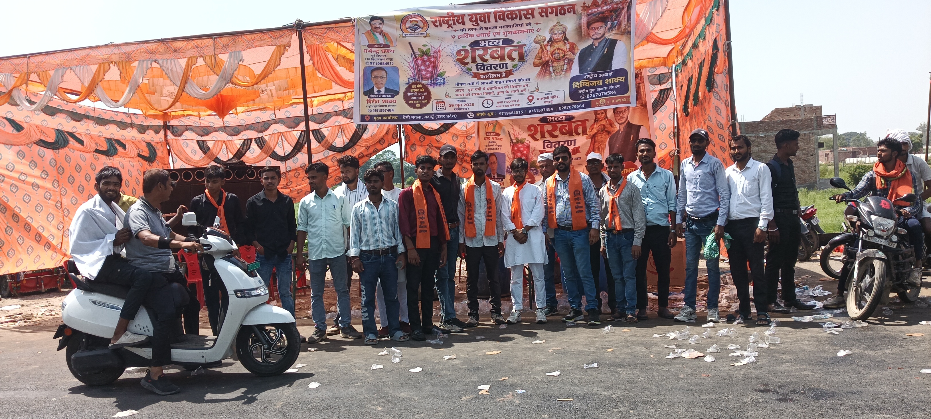 बदायूं:बालाजी मंदिर पर राष्ट्रीय युवा विकास संगठन ने किया शरबत वितरण।