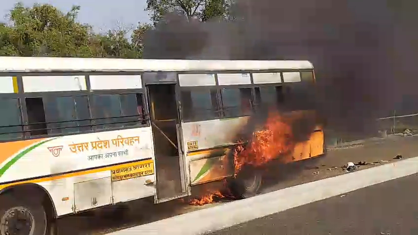बस और बाइक की टक्कर के बाद लगी बस में भीषण आग बड़ा हादसा टला