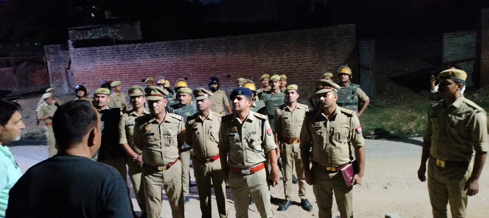 मोहर्रम को लेकर परशदेपुर कस्बे में एडिशनल एसपी आलोक सिंह के नेतृत्व में भारी पुलिस बल के साथ निकला गया फ़्लैग मार्च 
