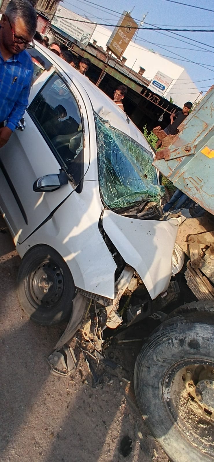 तेज रफ्तार कार अनियंत्रित होकर सड़क किनारे खड़े ट्रक में जा घुसी 2 मासूम बच्चों समेत 6 लोग घायल