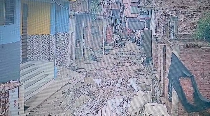 बदायूं में कोर्ट के आदेश पर फरार आरोपी के घर कुर्की की कार्रवाई, पुलिस ने जब्त किया घरेलू सामान ।
