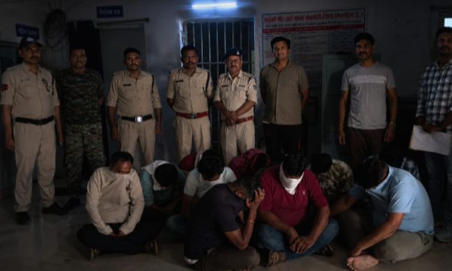 नदी किनारे जुआ फड़ पर पुलिस की कार्रवाई : 11 जुआरी गिरफ्तार, 11.5 लाख रुपये