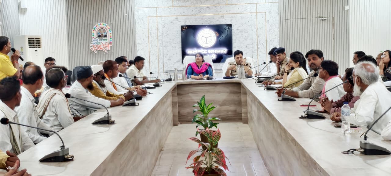 उत्साह और अनुशासन के साथ मनाएं सभी त्योहार - डीएम