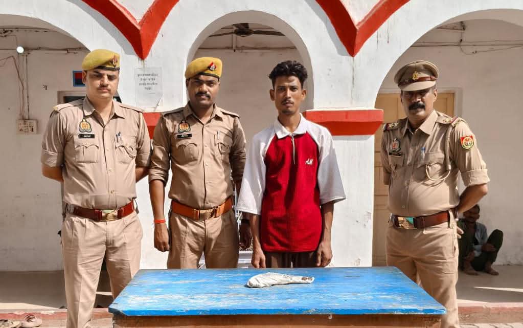 शातिर अपराधी आजम खॉन गिरफ्तारः थाना नरैनी पुलिस 