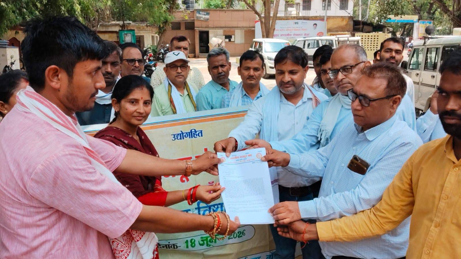 बांदा: संयुक्त राष्ट्रीय स्वास्थ्य मिशन कर्मचारी संघ ने किया कलेक्ट्रेट पर प्रदर्शन, 6 सूत्रीय मांगों को लेकर सौंपा ज्ञापन