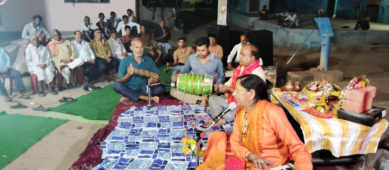 खूजा में रामकुमार गुप्ता (अध्यापक) के यहां पण्डोखर धाम से पधारी सुश्री लीला भारती संगीत मय प्रवचन सुनाए 