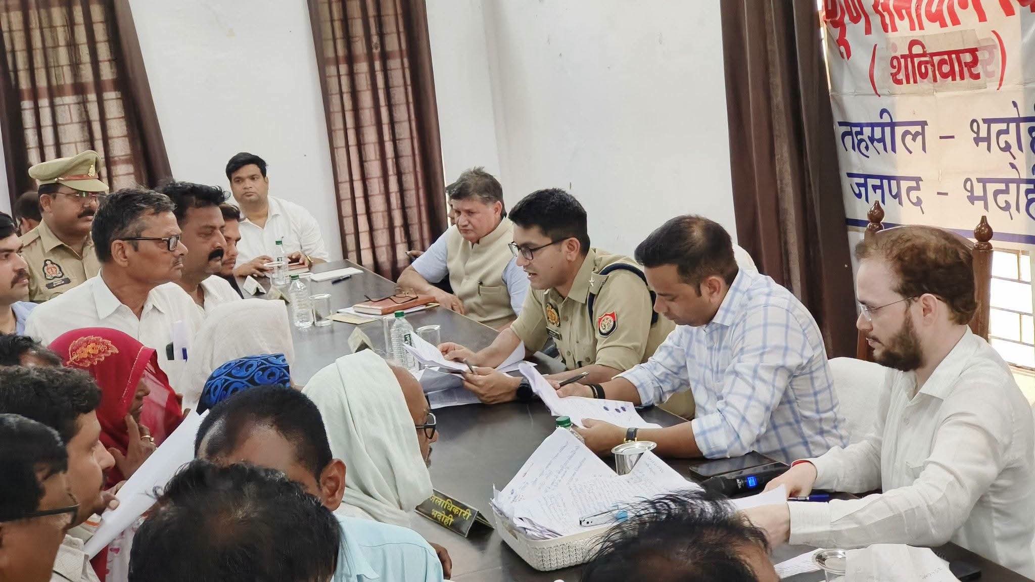 सम्पूर्ण समाधान तहसील भदोही में डीएम व एसपी ने फरियादियों की शिकायतों को गंभीरता से सुनकर किया निस्तारण
