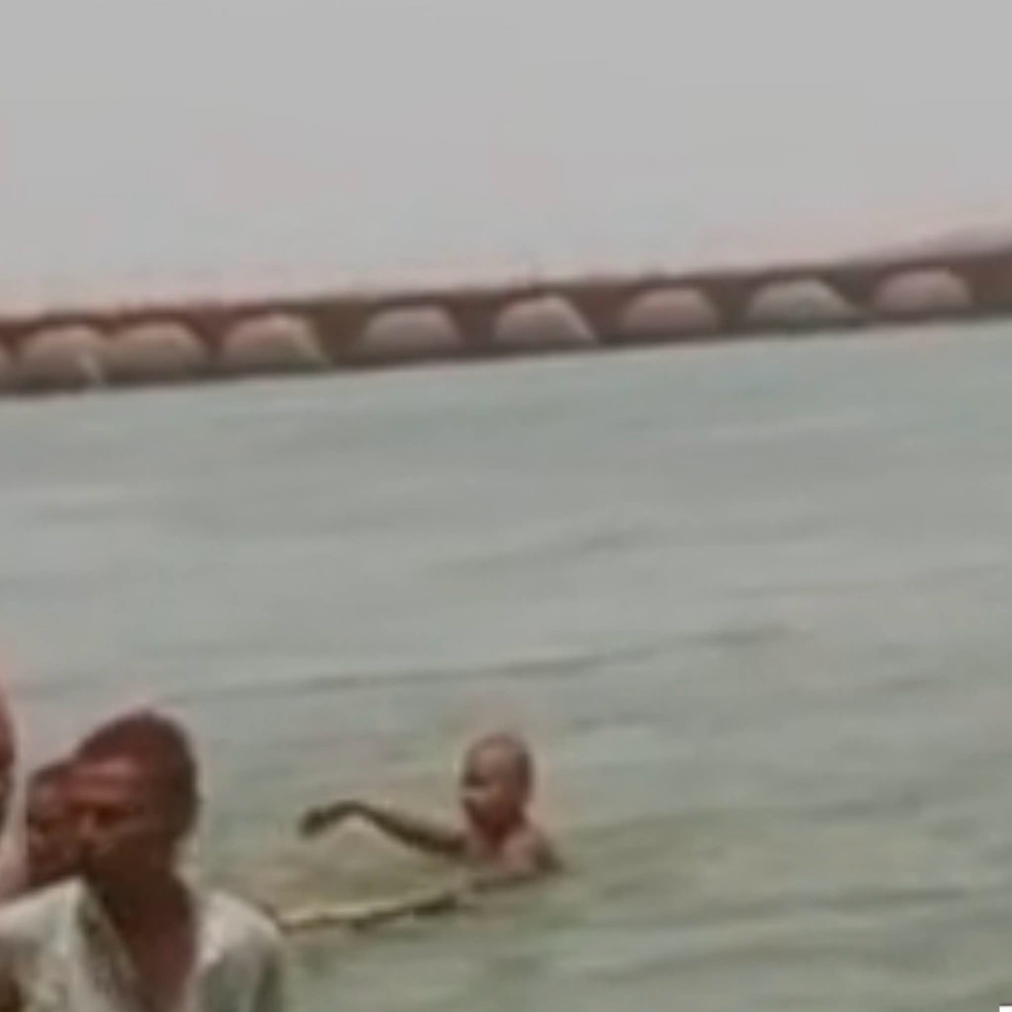 गंगा में डूब रहे दो युवकों को आपदा मित्रों ने बचाया, टली बड़ी दुर्घटना
